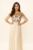 فستان سهرة بتطريز فاخر وتصميم انسيابي ناعم