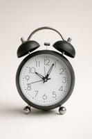 ساعة منبه كلاسيكية بتصميم أنيق