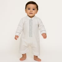 ثوب مواليد أبيض بتطريز شرقي فاخر