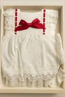 فستان مواليد أبيض فاخر بفيونكة حمراء – لمسة ملكية...