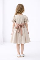 فستان بناتي أنيق بلون أوف وايت مع حزام أزرق وورود...