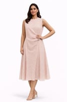 فستان أنيق بلون وردي فاتح بتصميم ناعم ولمسة فاخرة