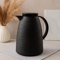 دلة حرارية بتصميم موجات أنيق – لون أسود مطفي