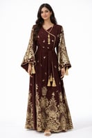 جلابية عنابي فاخرة بتطريز ذهبي وأكمام واسعة ملكية