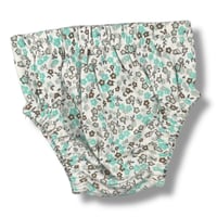 فستان طفولي بطبعات زهرية وتصميم كلاسيكي أنيق