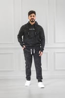 طقم رجالي شتوي بقبعة فرو وطبعات هندسية