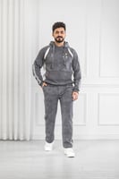 طقم رجالي شتوي بقبعة فرو وطبعة على الظهر