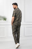 طقم رجالي بحري طويل بنقشات أفقية وأكمام قصيرة