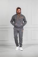 طقم رجالي شتوي دبل كاب فرو وطبعة كتابة كبيرة على ظ...