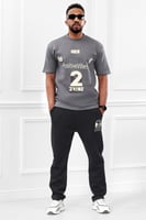 طقم رجالي صيفي كاجوال اوفر سايز مزود بطبعة من الأم...