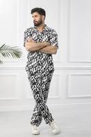 طقم رجالي بحري طويل بنقشات أفقية وأكمام قصيرة