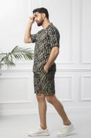 طقم رجالي بحري شورت بنقشات أفقية وأكمام قصيرة