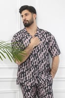 طقم رجالي بحري طويل بنقشات أفقية وأكمام قصيرة