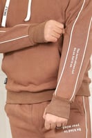 طقم رجالي شتوي بقبعة وكتابة وخطوط على التيشرت والب...