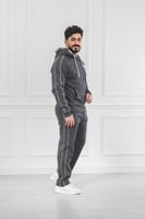 طقم رجالي شتوي دبل كاب وقبعة وخطوط على الجوانب