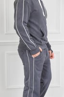 طقم رجالي شتوي بقبعة وكتابة وخطوط على التيشرت والب...