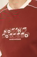 طقم رجالي شتوي بطباعة على الصدر كتابة بأشكال هندسي...