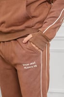 طقم رجالي شتوي بقبعة وكتابة وخطوط على التيشرت والب...