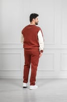 طقم رجالي شتوي بطباعة على الصدر كتابة بأشكال هندسي...