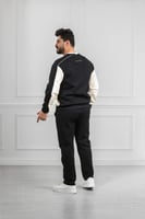 طقم رجالي شتوي بطباعة على الصدر كتابة بأشكال هندسي...