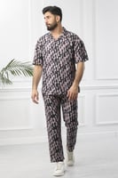 طقم رجالي بحري طويل بنقشات أفقية وأكمام قصيرة