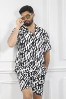 طقم رجالي بحري شورت بنقشات أفقية وأكمام قصيرة