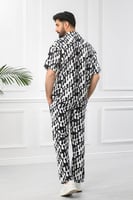 طقم رجالي بحري طويل بنقشات أفقية وأكمام قصيرة