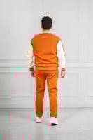 طقم رجالي شتوي بطباعة على الصدر كتابة بأشكال هندسي...