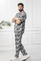 طقم رجالي بحري طويل بنقشات أفقية وأكمام قصيرة