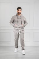 طقم رجالي شتوي بقبعة فرو وطبعات هندسية