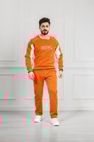 طقم رجالي شتوي بطباعة على الصدر كتابة بأشكال هندسي...