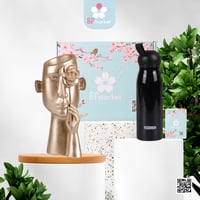 تمثال وجه تجريدي ذهبي مع زجاجة مياه حرارية باللون...