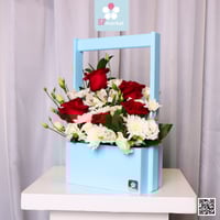 سلة ورد أحمر باللون الازرق NF110