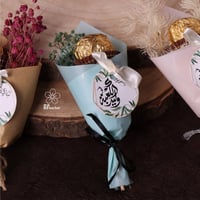 12 حبة توزيعات ورد مع شوكلاته وثيم وليد الكعبة