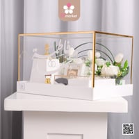 صندوق المهر الملكي مع كتابة الاسماء بأكليريك بارز...