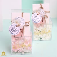 توزيعات هدايا عطر مع مرايا في علبة اكرليك B096