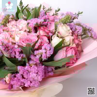 باقة ورد مع تغليف وردي NF090