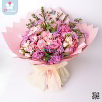 باقة ورد مع تغليف وردي NF090