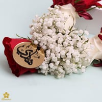 قلادة ورد طبيعي أحمر وأبيض مع كتابة الأسم Q014