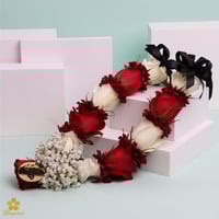 قلادة ورد طبيعي أحمر وأبيض مع كتابة الأسم Q014