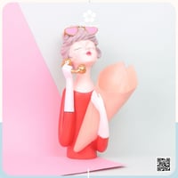 تحفة انيقة شكل بنت مع نظارة