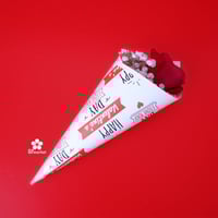 وردة روز مع تغليف بتصميم عيد الحب