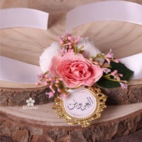 سوار يد ورد صناعي مع طباعة الاسم Q002