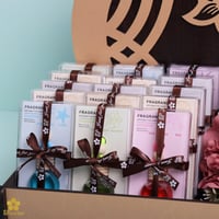 توزيعات فواحات السيارة مع ستاند وتنسيق الورد