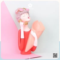 تحفة انيقة شكل بنت مع نظارة