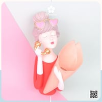 تحفة انيقة شكل بنت مع نظارة