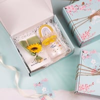 بكج هدية مذهل يتضمن كوب وميدالية عمل يدوي B112