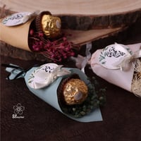 12 حبة توزيعات ورد مع شوكلاته وثيم وليد الكعبة