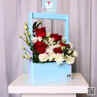 سلة ورد أحمر باللون الازرق NF110