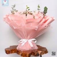 باقة ورد وردية مع مرآه مكتوب عليها حسب الطلب